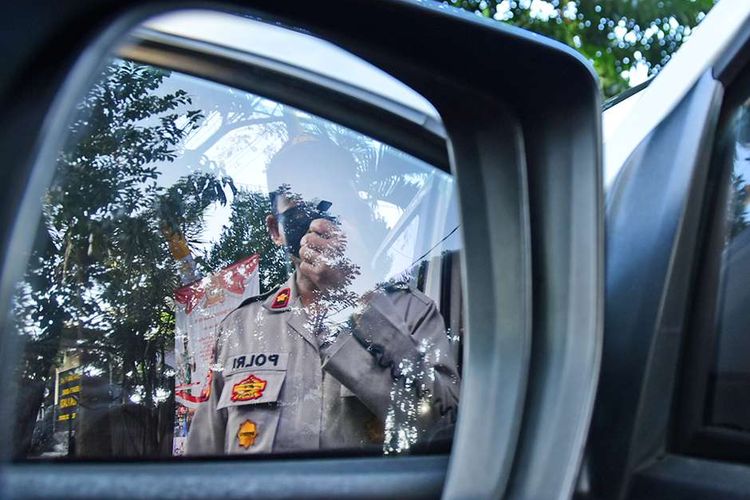 Petugas kepolisian mengimbau pesepeda melalui pengeras suara untuk menghentikan kegiatannya untuk sementara waktu selama PPKM Darurat, di Jalan Sukajadi, Kota Bandung, Jawa Barat, Minggu (4/7/2021). Kegiatan memutar balik pesepeda tersebut sesuai dengan Perwal No 68 tahun 2021, berdasarkan Pasal 9 ayat 4 yakni pembatasan mobilitas orang untuk mencegah penyebaran Covid-19 pada masa PPKM darurat.