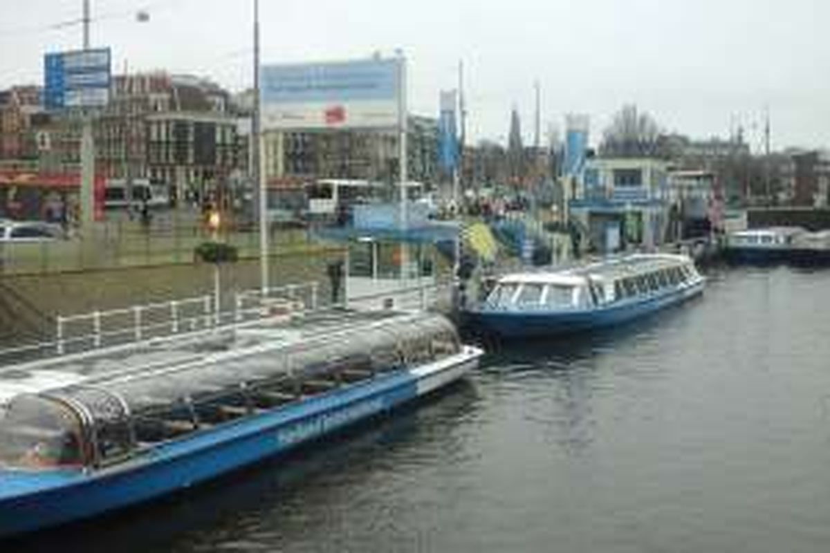 Kanal depan Stasiun Central Amsterdam di Belanda.