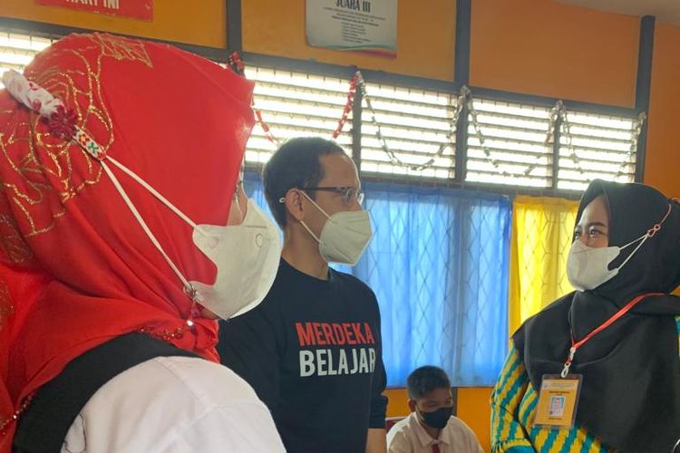 Menteri Pendidikan, Kebudayaan, Riset, dan Teknologi (Mendikbud Ristek), Nadiem Makarim berkunjung ke SDN 01 Sanggau, Kalimantan Barat (Kalbar) pada Selasa (25/10/2022). 