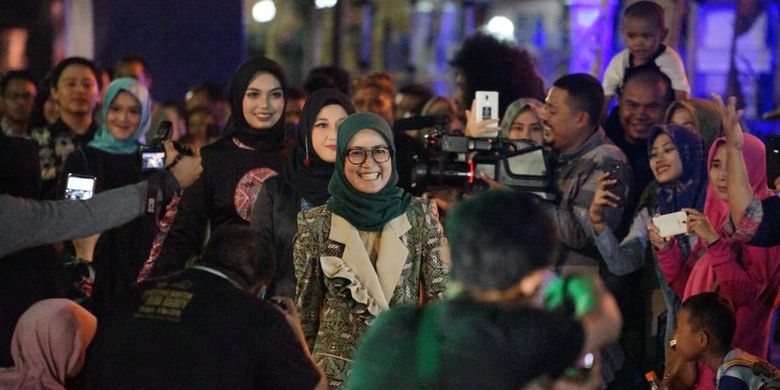 Bupati Lebak Iti Octavia Jayabaya turut melenggang pada run away pembukaan fashion show sebagai rangkaian festival Seba Baduy 2019 di Alun-alun Rangkas Bitung, di depan Kantor Bupati Lebak, Jumat (3/5/2019) malam tadi.