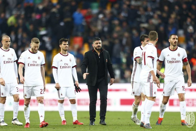 Para pemain AC Milan mencoba membalas dukungan suporter mereka yang datang ke Stadion Friuli, seusai laga Serie A melawan Udinese, Minggu (4/2/2018).