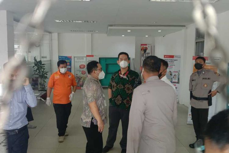 Kantor Bank Sinarmas di perempatan Jalan Gajahmada Pontianak, Kalimantan Barat (Kalbar) diduga ditembaki orang tak dikenal, Senin (27/9/2021) pagi. Terdapat sedikitnya ada belasan lubang yang diduga bekas tembakan. Kepolisian setempat masih melakukan penyelidikan.