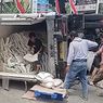 Truk Bansos Terguling di Cibungbulang Bogor, Warga Gotong Royong Evakuasi Karung Beras