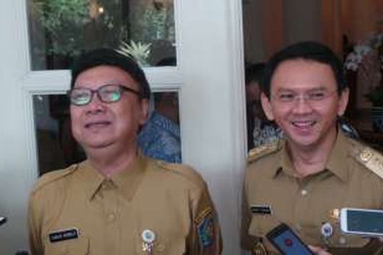 Menteri Dalam Negeri Tjahjo Kumolo (kiri) bersama Gubernur DKI Jakarta Basuki Tjahaja Purnama (kanan), di Balai Kota, Senin (21/3/2016). 