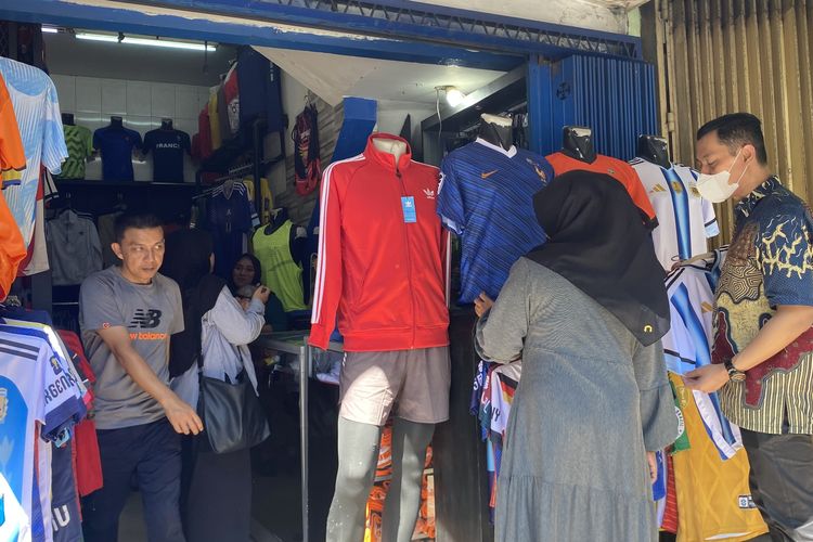 Penjualan Jersey Piala Dunia di Malang Turun 70 Persen, Pedagang Kurangi Stok