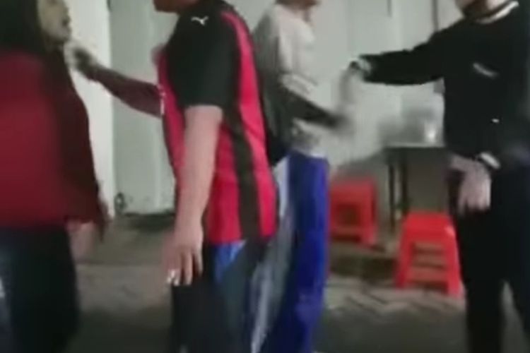 Video diduga seorang pria anggota Kepolisian di Kota Malang berselingkuh dengan wanita lain viral di jagad maya. Video tersebut diunggah oleh akun Instagram dari @infomalangraya pada 17 Januari 2022 lalu.