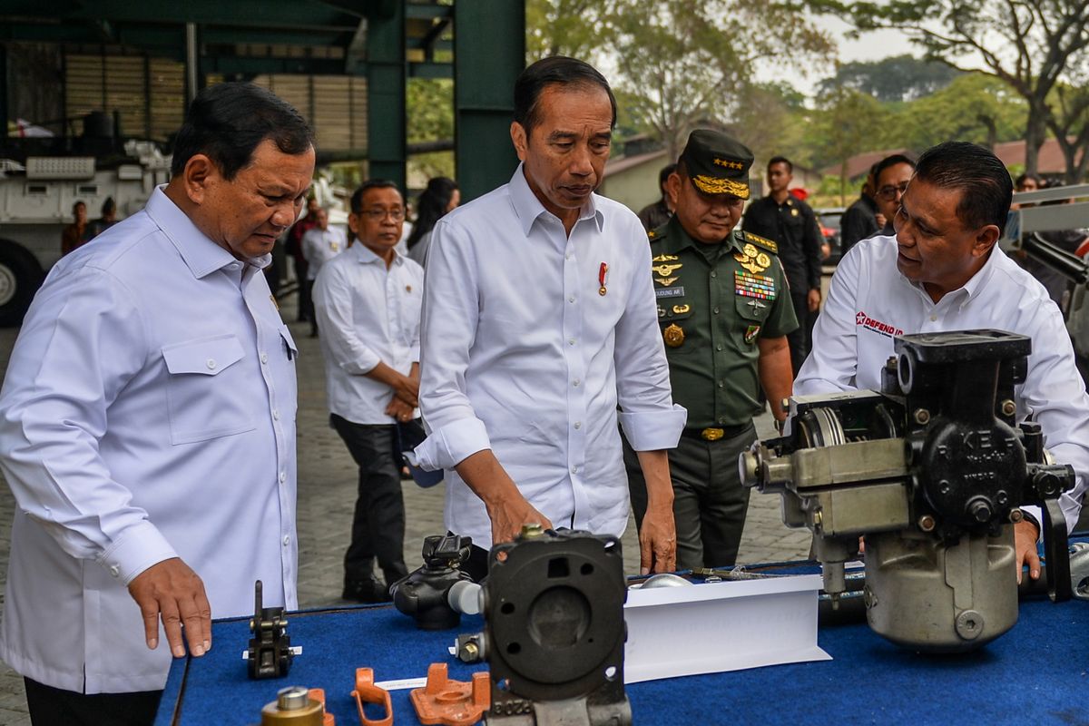 Presiden Joko Widodo (tengah) bersama Menteri Pertahanan Prabowo Subianto (kiri) dan Direktur Utama PT Pindad Abraham Mose (kanan) meninjau alutsista saat melakukan kunjungan ke PT Pindad di Bandung, Jawa Barat, Selasa (19/9/2023). Dalam kunjungannya ke Bandung, Presiden Joko Widodo berkesempatan untuk meninjau fasilitas produksi alutsista milik PT Pindad yang merupakan salah satu bentuk atensi dan apresiasi presiden terhadap PT Pindad sebagai industri pertahanan dalam negeri. ANTARA FOTO/Raisan Al Farisi/foc.