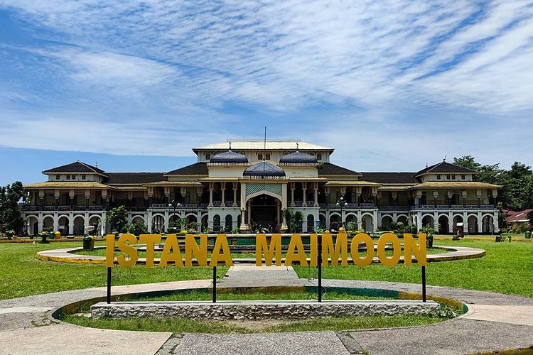 Istana Maimun peninggalan Kerajaan Deli di Medan.