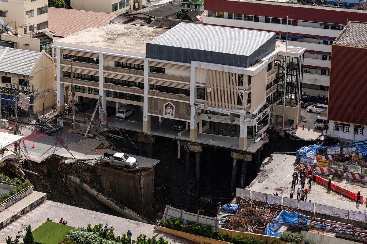 Detik-detik Sinkhole Raksasa di Bangkok Muncul, Jalan Ramai Tiba-tiba Amblas