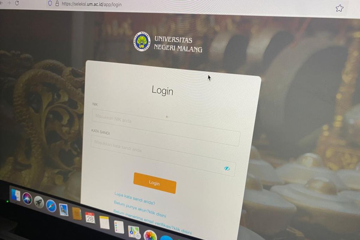 Halaman website seleksi.um.ac.id untuk daftar jalur seleksi mandiri Universitas Negeri Malang.