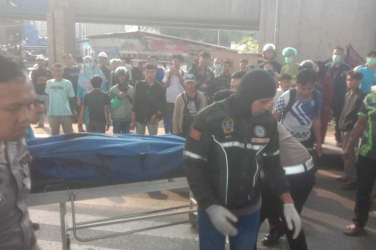 Petugas satuan lalu lintas Polresta Bandung saat mengevakuasi korban tabrakan di Jalan Raya Cileunyi, Kabupaten Bandung, Jawa Barat, pada Selasa (3/8/2024) sore