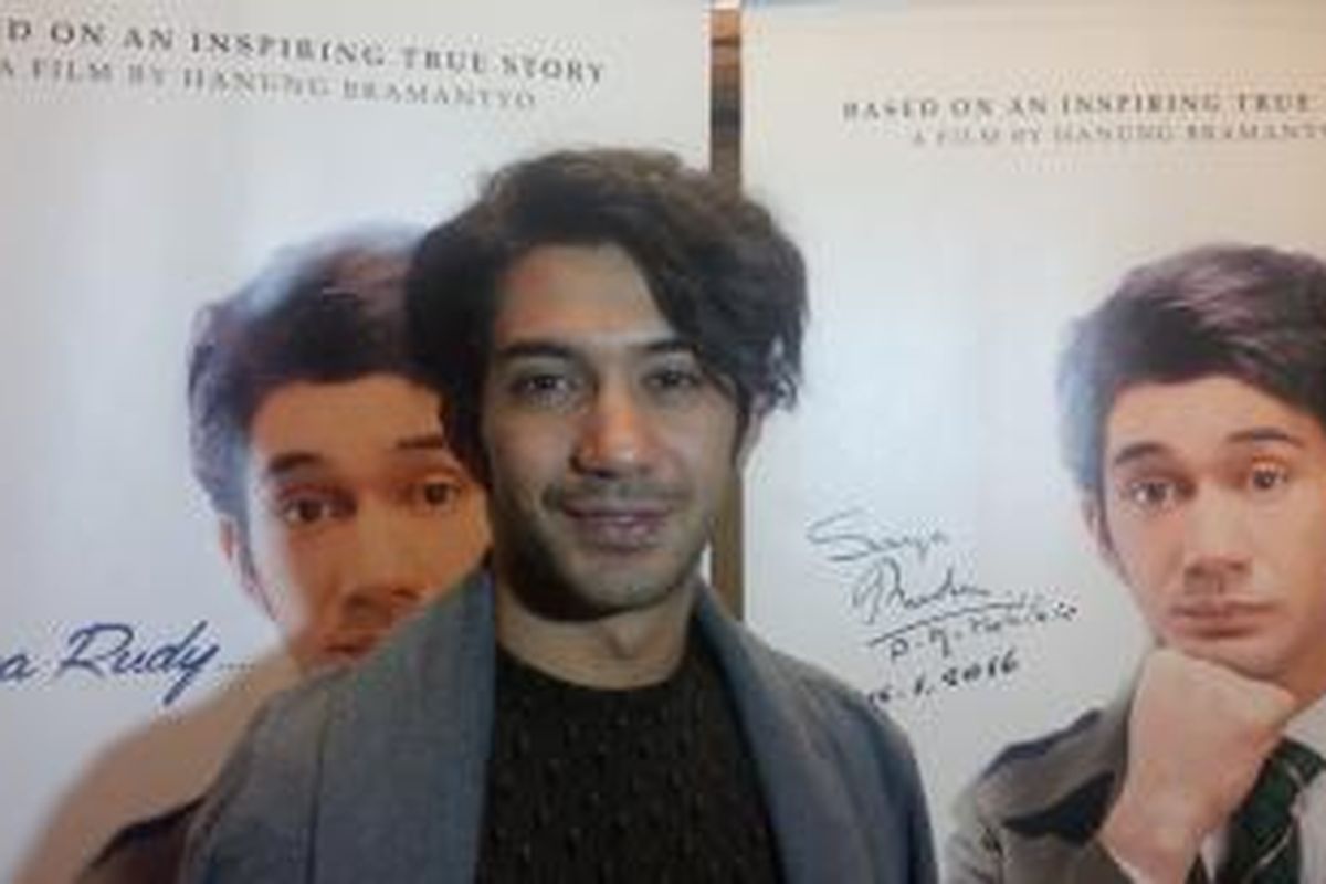 Artis peran Reza Rahadian.