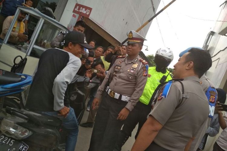 Kapolres Karawang AKBP Ade Ary Syam Indradi saat menegur pengendara yang mencoba menghindari razia, Rabu (1/11/2017).