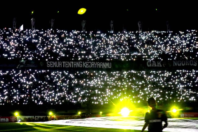 50.000 penonton menghadiri acara pembukaan Liga 1 2020 sebelum laga Persik Kediri melawan Persebaya Surabaya di Stadion Gelora Bung Tomo Surabaya, Jawa Timur, Sabtu (29/02/2020) malam. 