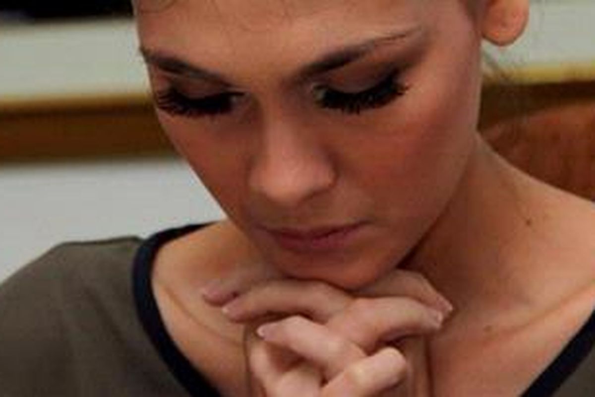 Luna Maya saat jumpa pers terkait perkembangan sidang Nazriel Irham alias Ariel, di kantor OC Kaligis, Jakarta, Rabu (8/12/2010). Jumpa pers ini untuk menjelaskan pandangan pengacara terkait dakwaan kepada Ariel yang dinilai kabur, karena Ariel didakwa membantu  tindak pidana yang dilakukan Reza Rizaldy dan Anggit Gagah Pratama.