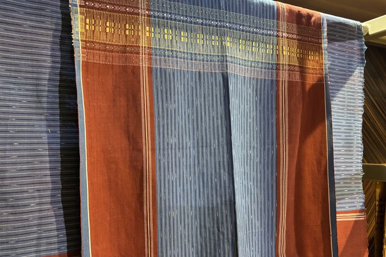 Koleksi wastra Tobatenun dalam acara MAULIATE di Mega Kuningan Barat 3, Jakarta Selatan, Kamis (4/12/2025).