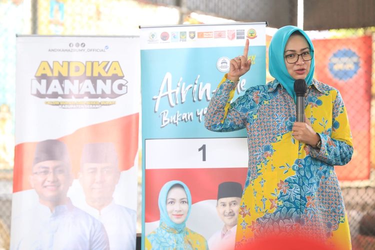 Calon Gubernur Banten nomor urut 1, Airin Rachmi Diany dalam pertemuan dengan serikat pekerja di Cikande, Kabupaten Serang, Senin (7/10/2024).
