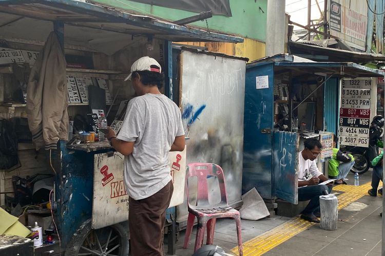 Denting Palu dari Matraman Jaktim: Kisah Erwin 30 Tahun Membuat Pelat Nomor Secara Manual