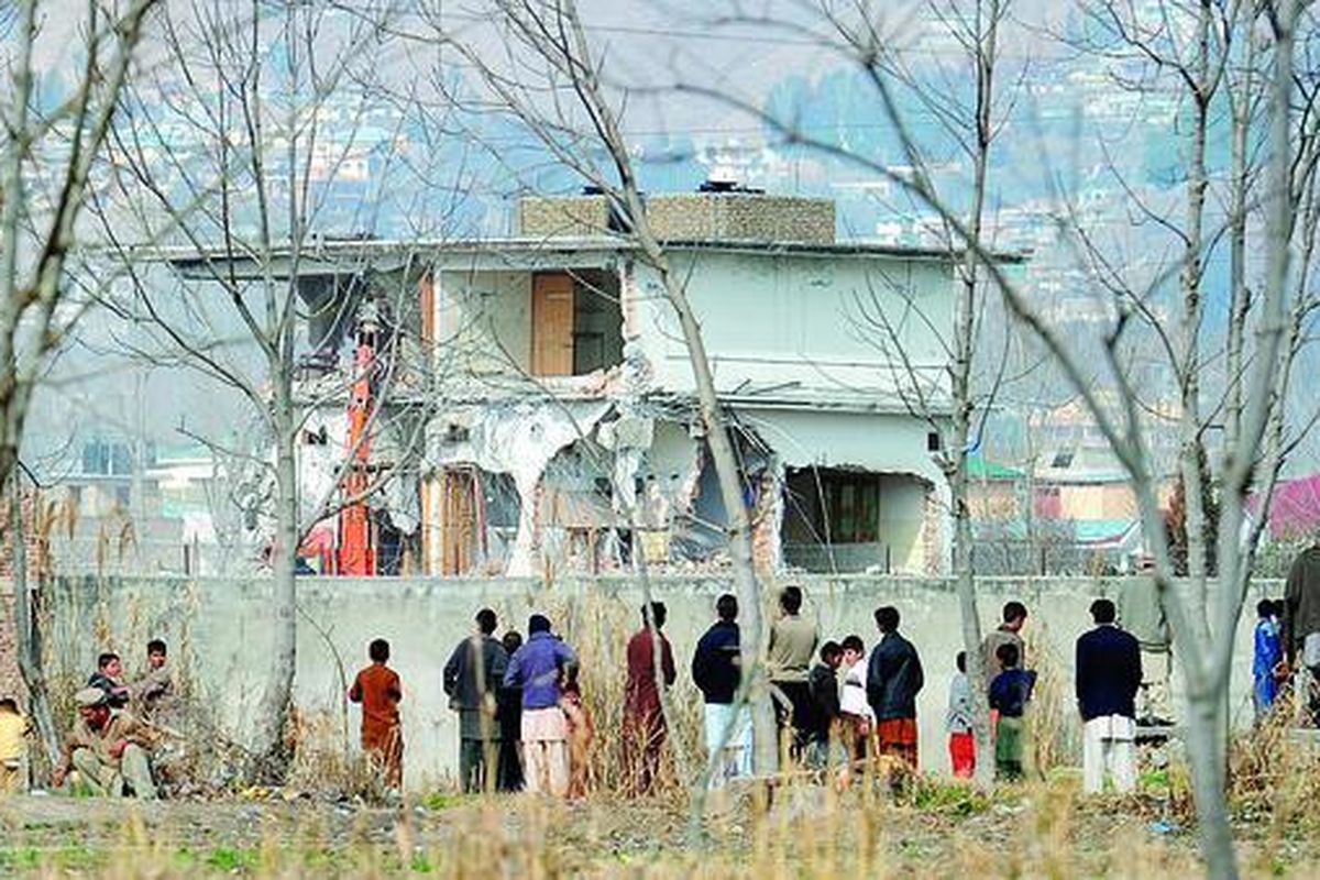 Penduduk setempat tengah menonton proses penghancuran kompleks bangunan tempat tinggal sekaligus persembunyian pemimpin kelompok teroris global Al Qaeda, Osama bin Laden, di kota Abbottabad, Minggu (26/2). Bangunan itu juga menjadi lokasi tewasnya Osama beserta seorang putra dan sejumlah pengikutnya dalam sebuah operasi rahasia pasukan Navy SEALs, Amerika Serikat, Mei tahun lalu, yang memicu kemarahan Pemerintah Pakistan.