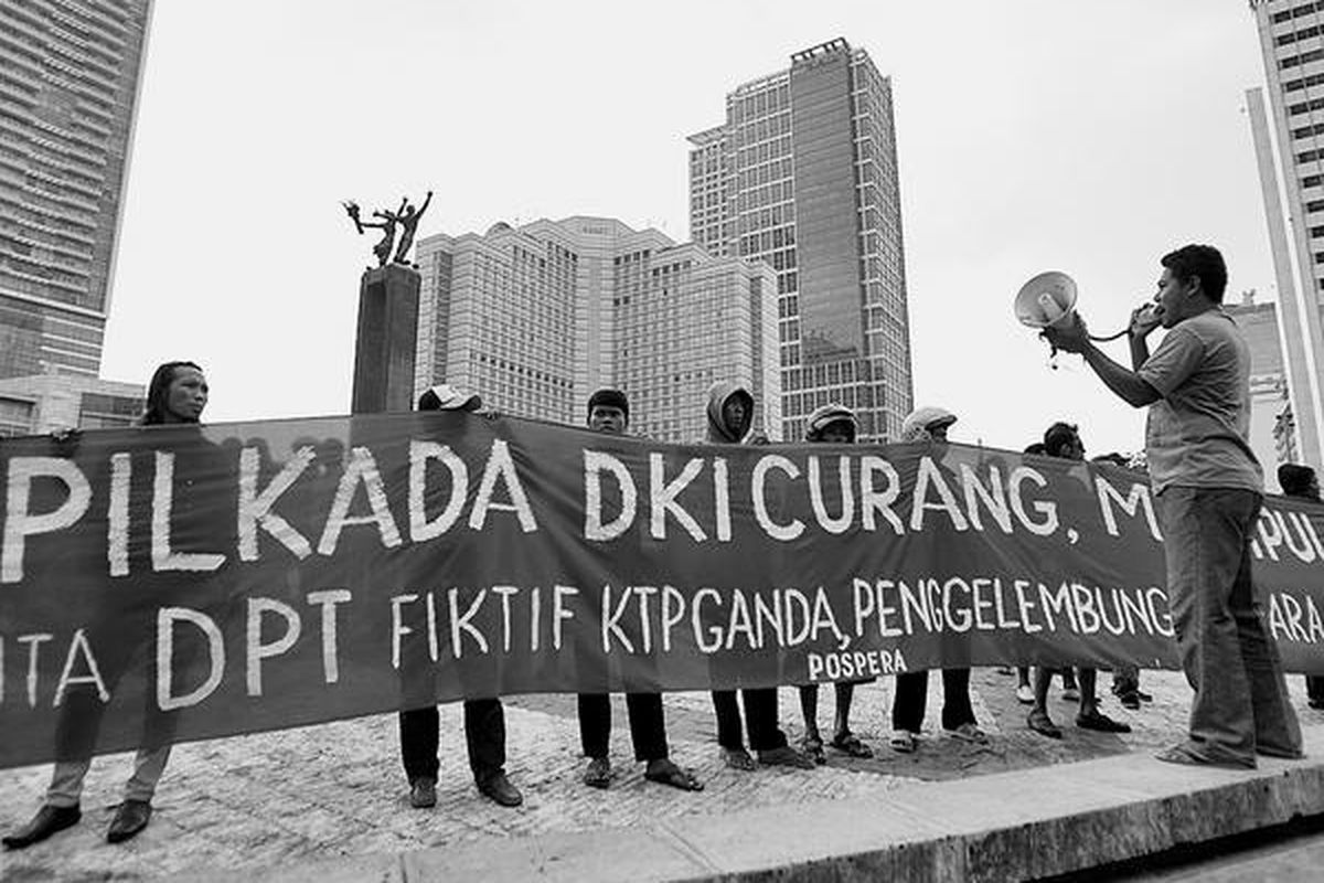 Warga yang tergabung dalam Posko Perjuangan Rakyat berunjuk rasa di Bundaran Hotel Indonesia, Jakarta, Kamis (24/5). Mereka, antara lain, memprotes dugaan pemilih fiktif dan ganda yang masuk dalam daftar pemilih sementara Pilkada DKI Jakarta.