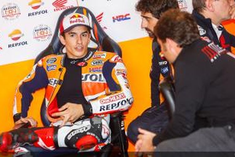 Pebalap Repsol Honda asal Spanyol, Marc Marquez, berdiskusi dengan tim di paddock Sachsenring pada sesi kualifikasi GP Jerman, Sabtu (12/7/2014).