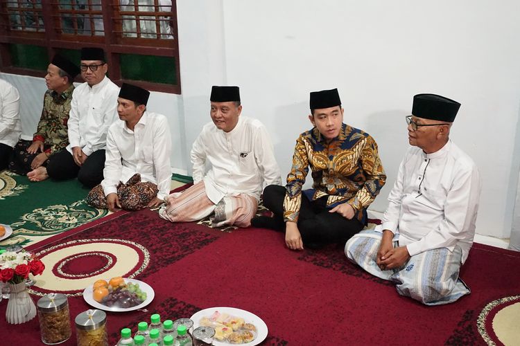 Wakil Presiden Gibran Rakabuming Raka lesehan bareng ulama-ulama saat kunjungan ke Ponpes Mambaul Ulum Banyuwangi, Selasa (24/6/2025) 