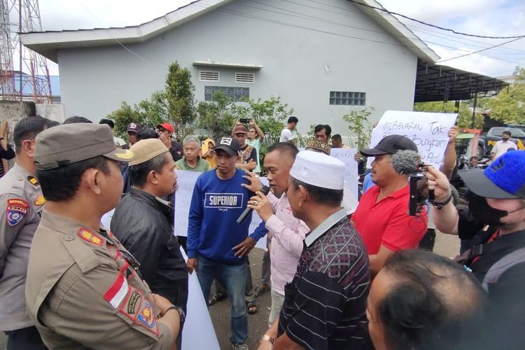 Ratusan warga Desa Mekar Baru, Kecamatan Sungai Raya, Kabupaten Kubu Raya, Kalimantan Barat (Kalbar) mendatangi kantor desa karena tidak puas dengan hasil pemilihan kepala desa. 