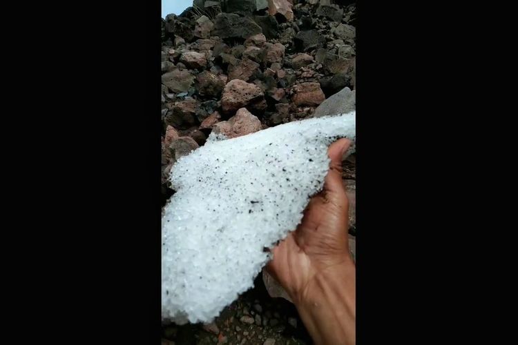 Pendaki menemukan bongkahan es di kawasan puncak dan kawah Gunung Slamet, Purbalingga, Jawa Tengah, Minggu (16/1/2022).