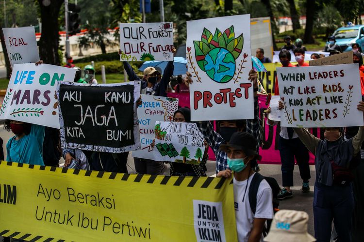 Aktivis yang tergabung dalam Jeda Untuk Iklim melakukan aksi unjuk rasa terkait perlindungan iklim yang berkelanjutan di Jakarta Pusat, Jumat (27/11/2020). Pawai Iklim yang berlangsung serentak di 4 kota di Indonesia ini meminta agar pemerintah dan para pemimpin industri untuk bertanggung jawab dan melakukan tindakan nyata dalam penyelamatan iklim salah satunya dengan meminta agar berhenti mendanai industri bahan bakar fosil yang mematikan.