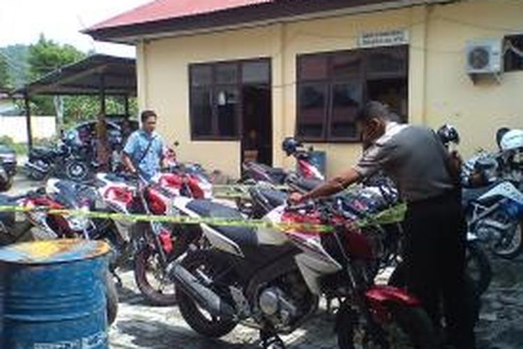 Kasubag Humas Polres TTU, Iptu Sefnta SY Tefa (kanan) menunjuk barang bukti enam unit motor berpelat nomor daerah Jawa yang hendak diselundupkan ke perbatasan Timor Leste, Senin (10/2/2014)