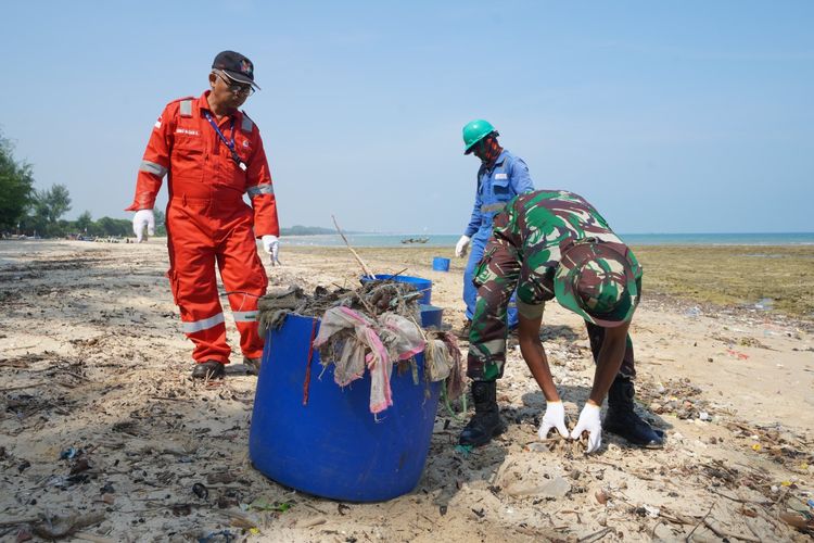 Dalam rangka memperingati Hari Peduli Sampah Nasional 2024 Pertamina melalui PT Trans-Pacific Petrochemical Indotama (TPPI) bersama PT Pertamina Patra Niaga FT Tuban mengadakan bersih-bersih Pantai Panduri, Kecamatan Jenu, Tuban, Jumat (23/2/2024).