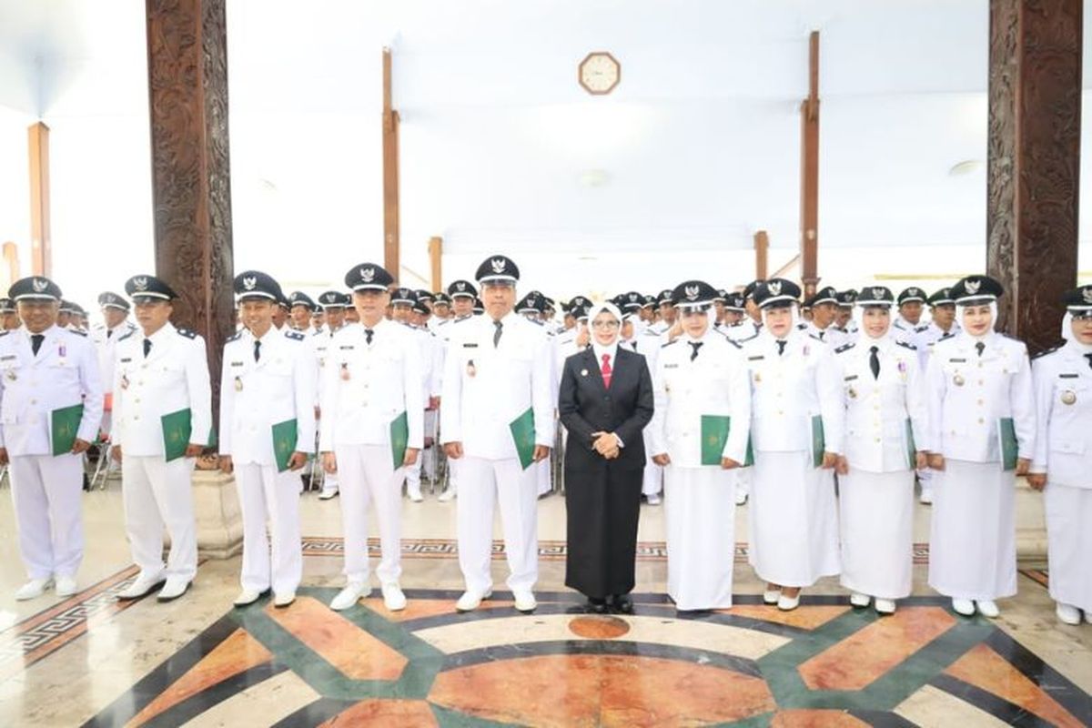 Bupati Blitar Rini Syarifah mengukuhkan 218 kepala desa (kades) se-Kabupaten Blitar di Pendopo Ronggo Hadinegoro, Blitar, Jawa Timur, Senin (24/6/2024). 