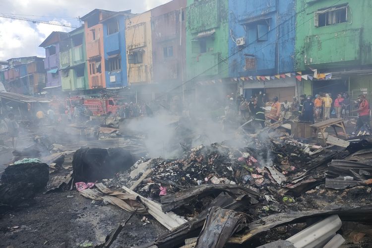 Pemukiman padat penduduk di kawasan Mardika, kecamatan Sirimau, kota Ambon, Maluku terbakar, Jumat (9/12/2022)