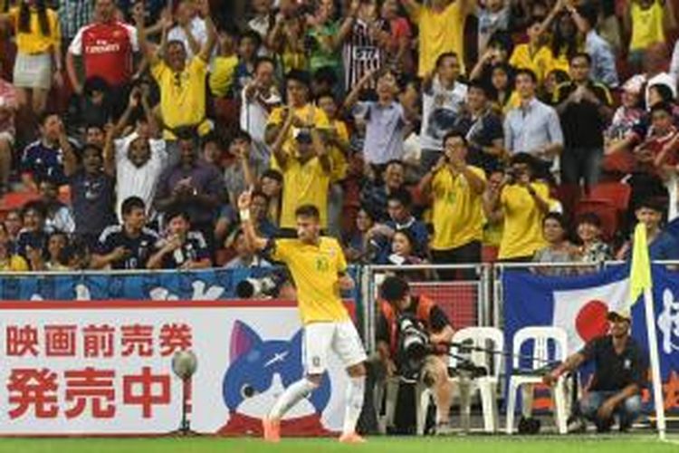 Penyerang tim nasional Brasil, Neymar, seusai mencetak gol ke gawang Jepang pada laga uji coba di National Stadium of Singapore, Selasa (14/10/2014). 