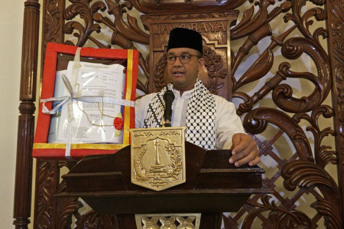 Gubernur DKI Jakarta Anies Baswedan menunjukan draft raperda terkait reklamasi yang ditarik dari DPRD DKI Jakarta, Jumat (15/12/2017). 