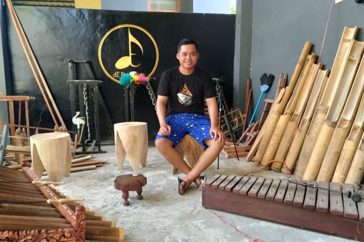 Perajin alat musik tradisional Bali, Rindik di Buleleng, I Gede Edi Budiana. Edi menerima pesanan pembuatan Rindik hingga negara Singapura dan Australia.