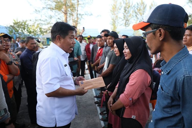 Sekretaris Jenderal (Sekjen) Kemendagri Suhajar Diantoro pun meninjau secara langsung lokasi pengungsian di Sekolah Menengah Atas Negeri (SMAN) 1 Serasan, Kabupaten Natuna, Kepulauan Riau (Kepri), Rabu (22/3/2023). 

