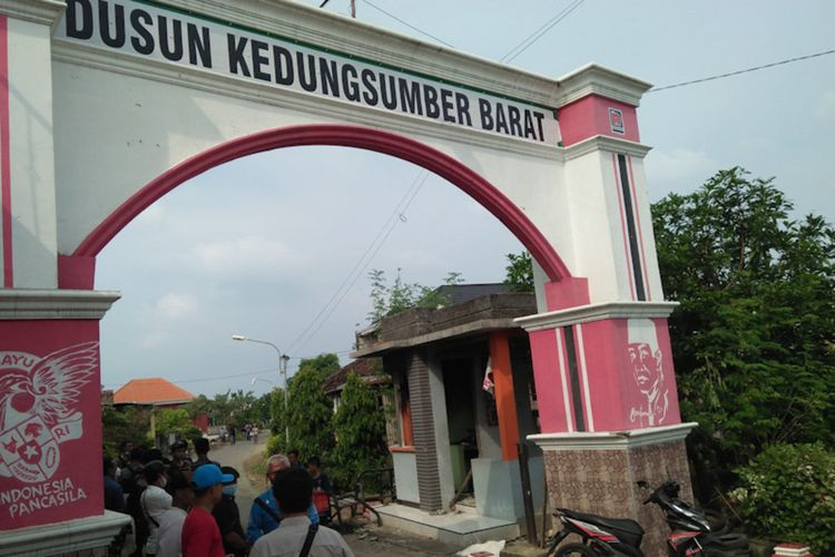 Rumah dan fasilitas umum di Desa Kedungsumber, Kecamatan Balongpanggang, Gresik, menjadi sasaran perusakan ribuan massa perguruan silat, Senin (22/11/2021) malam.