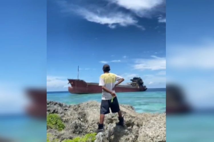 Sebuah kapal kargo, MV Da Hao ditemukan warga terdampar dan karam di pesisir pantai Desa Haka, Kecamatan Togo Binongko, Kabupaten Wakatobi, Sulawesi Tenggara, Rabu (1/5/2024).