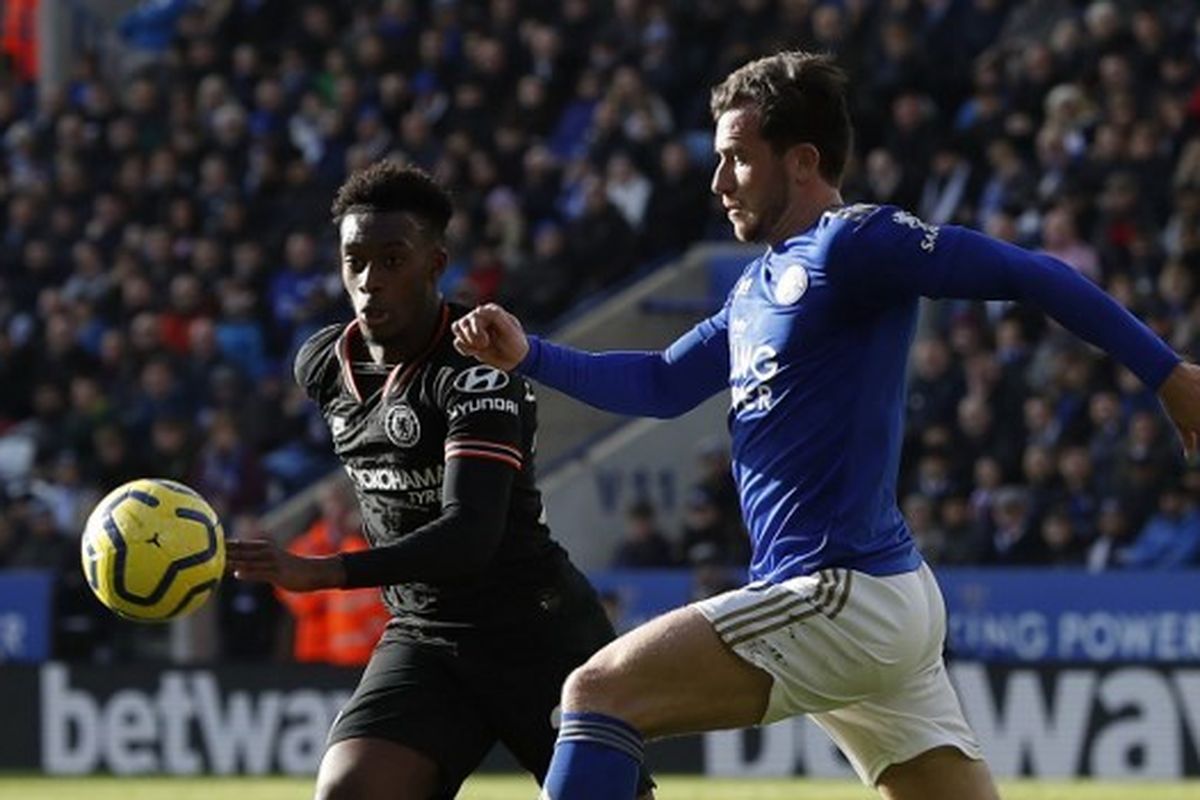 Penyerang sayap Chelsea, Callum Hudson-Odoi berebut bola dengan bek Leicester City, Ben Chilwell, dalam pertandingan pekan ke-25 Liga Inggris di Stadion King Power, Sabtu (1/2/2020).