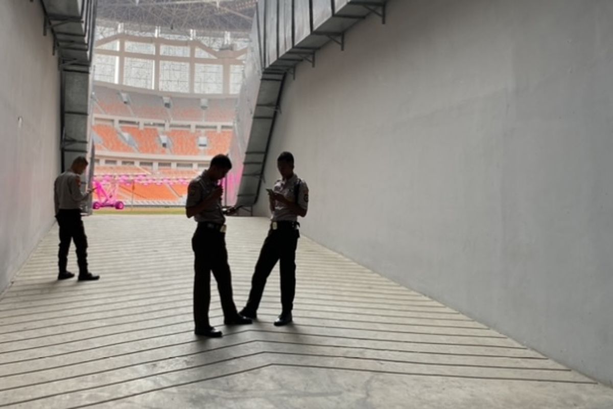 Sejumlah pejabat di antaranya Ketua PSSI Erick Thohir, Menteri PUPR Basuki Hadimuljo dan Penjabat (Pj) Gubernur DKI Jakarta, Heru Budi Hartono meninjau Jakarta International Stadium pada Selasa (4/7/2023). Adanya tinjauan pejabat itu membuat akses masuk ke stadion JIS.