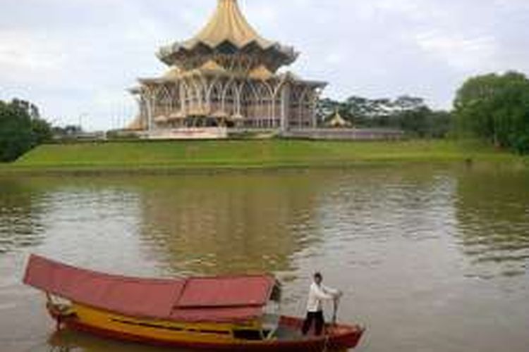 Salah satu aktivitas wisata di Kuching Waterfront, Sarawak, Malaysia.