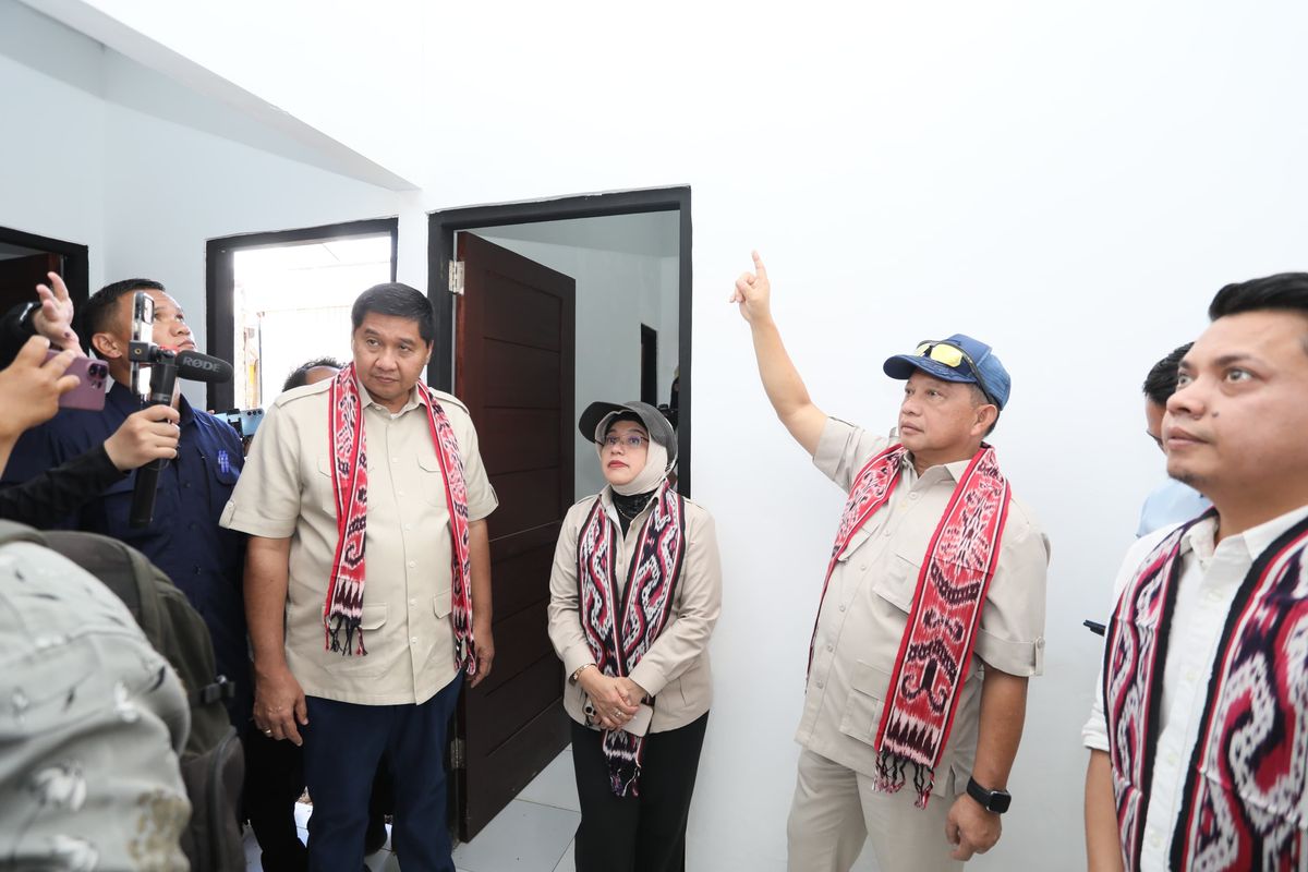 Menteri Dalam Negeri Muhammad Tito Karnavian bersama Menteri PKP Maruarar Sirait meninjau kondisi hunian warga di Perumahan Kadar Malibera Residence III, Kota Sorong, Papua Barat Daya, Senin (27/4/2026).