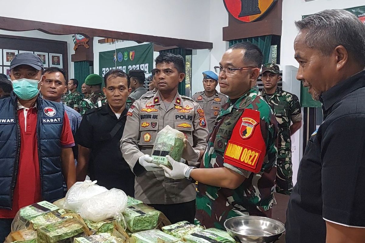 Dandim 0827/ Sumenep menyerahkan secara simbolis narkoba 35 kilogram ke Wakapolres Sumenep, Jawa Timur. 