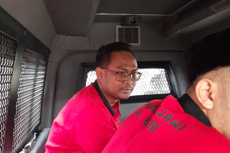 Yusuf Sulaeman (33), KPK gadungan yang peras pejabat Disdik Kabupaten Bogor, Jawa Barat, divonis 3,5 tahun penjara oleh majelis hakim PN Cibinong, Jumat (17/1/2025). Yusuf yang mengenakan kacamata tampak dibawa ke mobil tahanan usai sidang vonis.