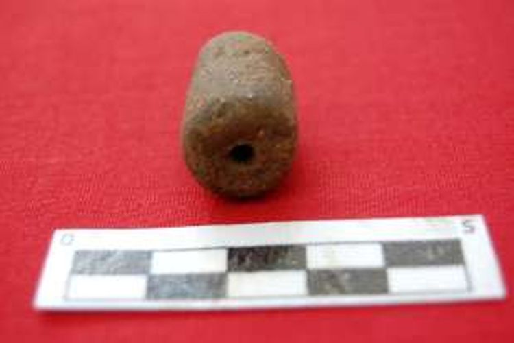 Gerabah pemberat jala yang ditemukan di situs manusia prasejarah Gorontalo di desa Oluhuta, Kabila Bone, Bone Bolango.