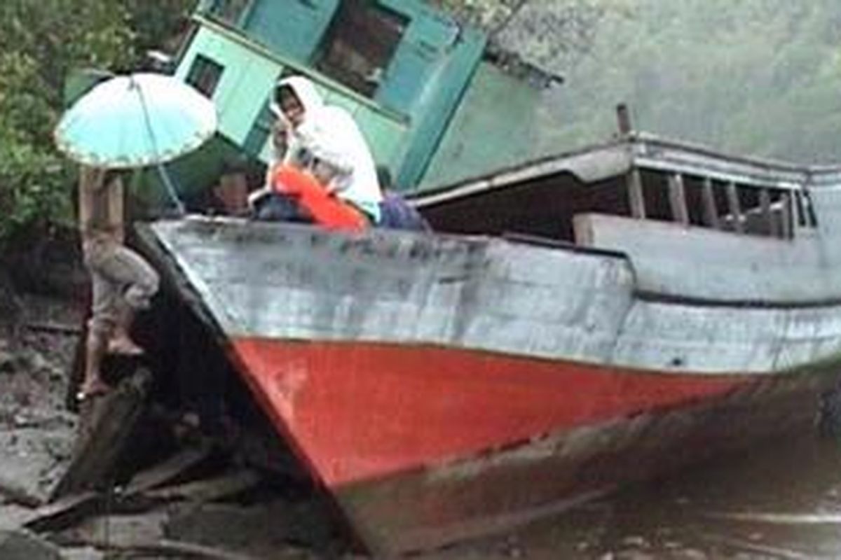 Kapal motor yang ditumpangi warga dalam aksi unjuk rasa di Tiaka. Kapal inilah yang diberondong dengan peluru dan melukai banyak korban.