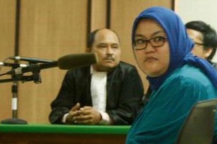Afriyani Susanti, terdakwa kasus kecelakaan maut di Tugu Tani, Jakarta Pusat, pada Minggu (22/1/2012, saat menjalani sidang di Pengadilan Negeri Jakarta Pusat.