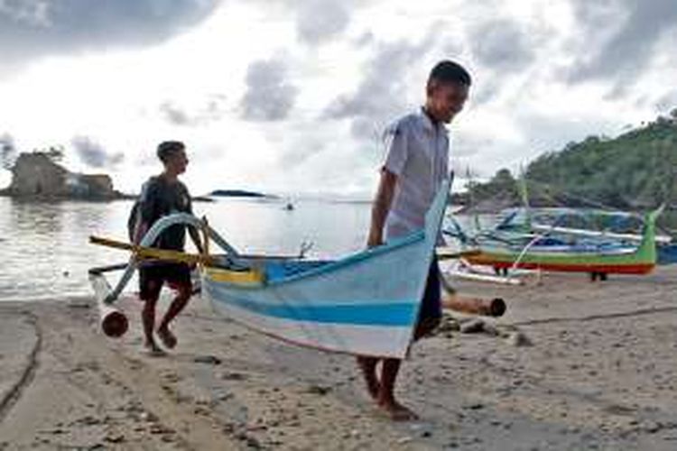 Para pelajar di pulau Batuwingkung ini, harus menggunakan perahu untuk mencapai sekolah mereka.