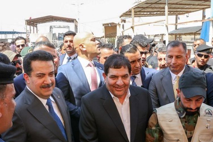Foto yang disediakan oleh Kantor Media Wakil Presiden Iran menunjukkan Wakil Presiden Mohammad Mokhber (tengah) dan Perdana Menteri Irak Mohammed Shia al-Sudani (kedua dari kiri) menghadiri upacara peletakan batu pertama untuk proyek koneksi kereta api di penyeberangan perbatasan Shalamcheh, provinsi selatan Irak, Gubernuran Basra, pada tanggal 2 September 2023. 